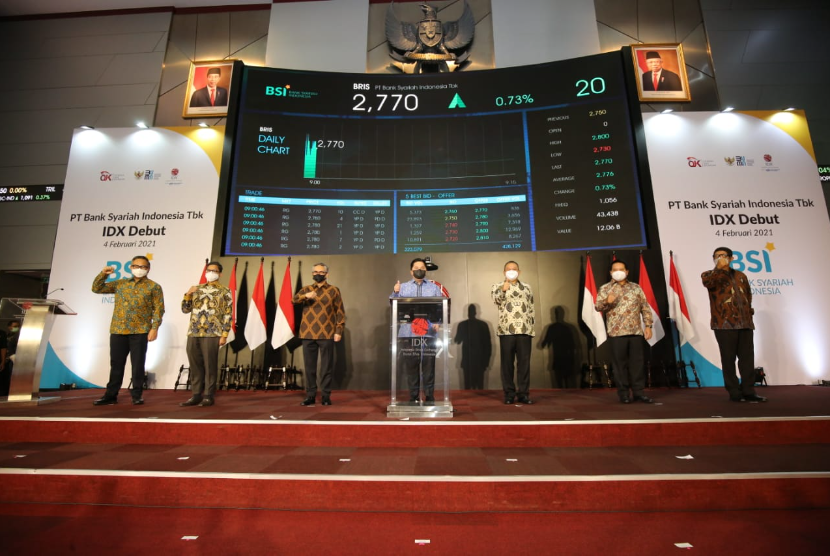 Prosesi debut PT Bank Syariah Indonesia Tbk. (BRIS) di Bursa Efek Indonesia mengawali perdagangan saham.  