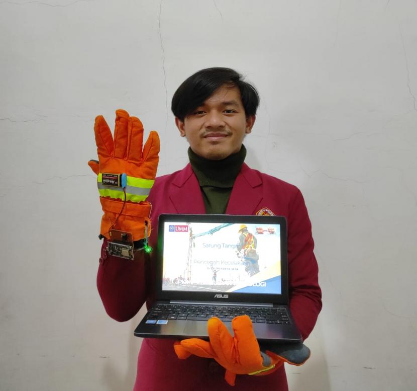 Mahasiswa Universitas Muhammadiyah Malang (UMM) menciptakan sarung tangan safety sensor pencegah kecelakaan kerja. 