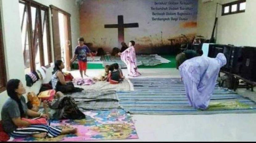 Viral foto pengungsi di Kudus melakukan sholat saat berada di gereja