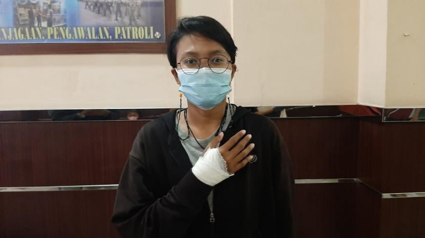 Syifa Fauzia Aliffa (17 tahun) memperlihatkan tangannya yang terluka di Mapolres Jakarta Selatan, Kamis (18/2). Tangannya cidera usai menabrakkan diri ke motor pencuri, yang merampas ponsel neneknya di Jalan Swadaya II, Kelurahan Manggarai, Tebet, Jakarta Selatan, Ahad (14/2) malam.