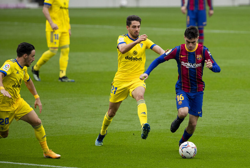 Pemain Barcelona Pedri (kanan) akan absen saat timnya menghadapi Dynamo Kiev di Liga Champions.