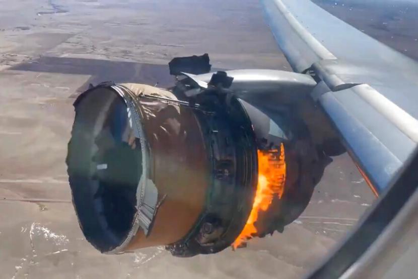 Gambar diambil dari video, menunjukkan mesin United Airlines terbakar setelah mengalami kerusakan mesin, tak lama setelah lepas landas dari Bandara Internasional Denver pada Sabtu (20/2). Boeing 777 mendarat selamat.