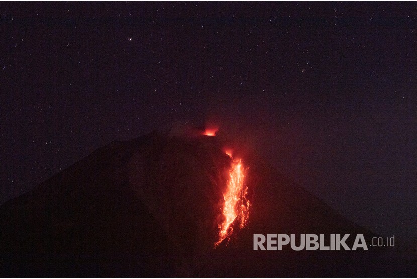 Guguran lava dari puncak Gunung Sinabung terlihat dari di Desa Tigapancur, Simpang Empat, Karo, Sumatera Utara, Kamis (25/2/2021).