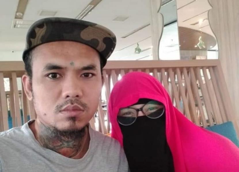 Mualaf Bernadette Irene (kanan) sempat membenci Islam hingga akhirnya beriman. Foto Irene bersama suami