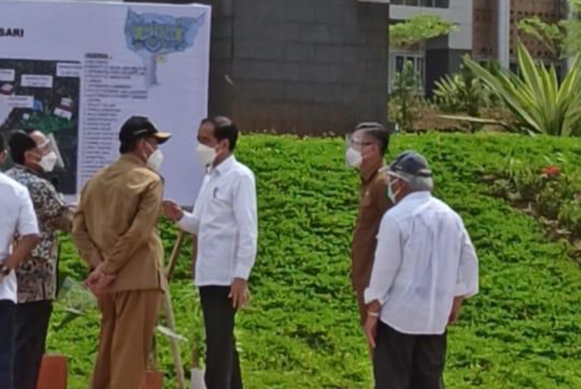 Wakil Gubernur Banten, Andika Hazrumy, menyambut kehadiran Presiden Joko Widodo di kampus baru Universitas Sultan Ageng Tirtayasa (Untirta), Sindangsari, Kabupaten Serang, Kamis (4/3). 