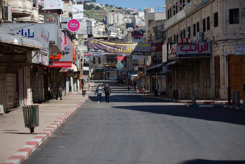 Orang Palestina Pertama yang Ditahan Israel Meninggal. Warga Palestina berjalan di Tepi Barat di Nablus (ilustrasi).