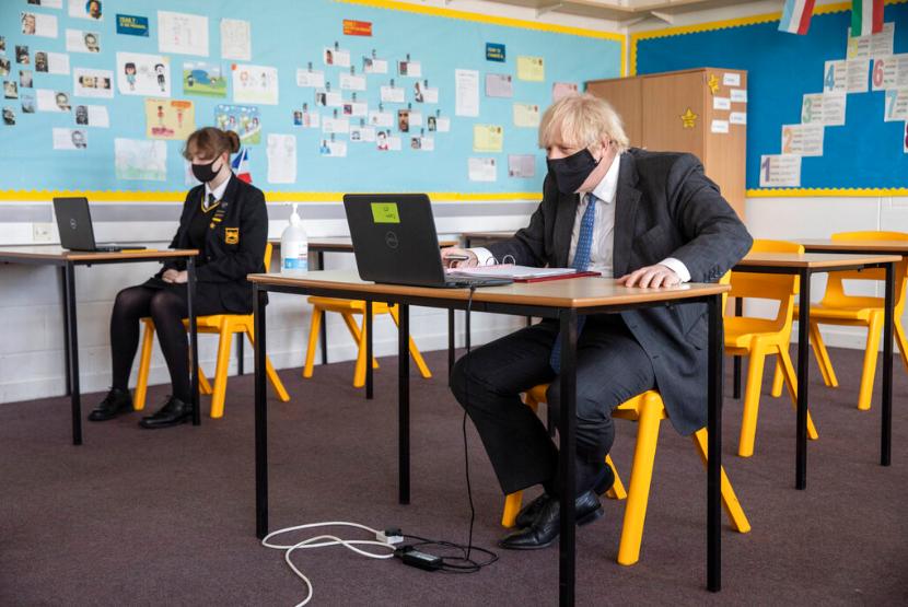 Perdana Menteri Inggris Boris Johnson berpartisipasi dalam kelas daring saat berkunjung ke Sedgehill School di Lewisham, Inggris, Selasa (23/2). Inggris berencana membuka sekolah pada Senin (8/3).