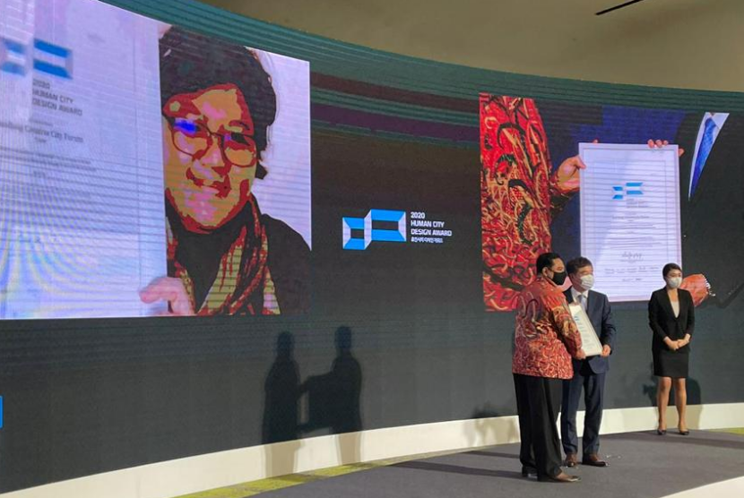   Tita Larasati ( di layar), finalis Human City Design Award 2020