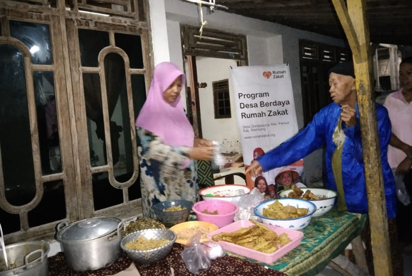 elawan Rumah Zakat memberikan bantuan modal usaha yang bertempat di rumah/warung Rukayah, Desa Doropayung RT 02/02, Kecamatan Pancur, Kabupaten Rembang.