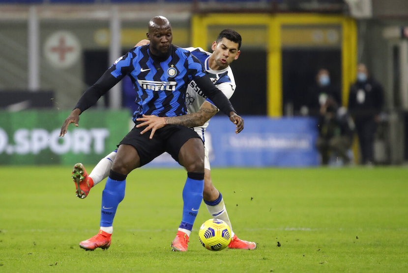 Pemain Inter Milan Romelu Lukaku (depan).