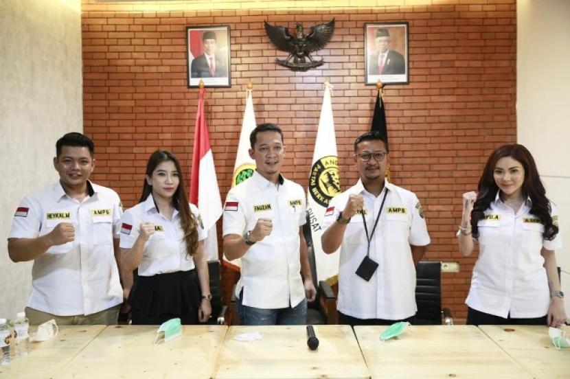 Ketua Umum AMPB (tengah), Fauzan Rachmansyah bersama sejumlah pengurus teras organisasi sayap kepemudaan Parta Berkarya.