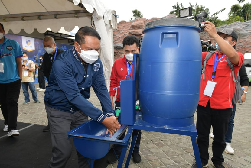 Menpora Zainudin Amali mencuci tangan saat meninjau langsung IBL Camp 2021 di Robinson Resort, Cisarua, Bogor Jawa Barat, Sabtu (13/3).