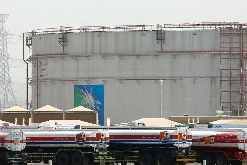 Truk berjejer di fasilitas Saudi Aramco. Naiknya harga minyak berharap mengerek pendapatan Saudi Aramco.