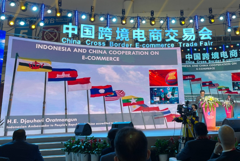 Dubes RI untuk China dan Mongolia Djauhari Oratmangun  memaparkan perkembangan Indonesia di bidang //e-commerce// di Fuzhou, Fujian, China.