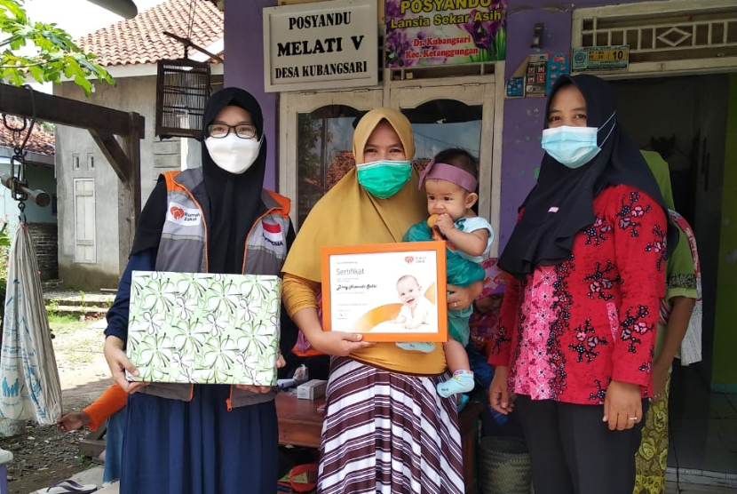 Rumah Zakat berikan penghargaan kepada ibu melalui Wisuda ASI Eksklusif.