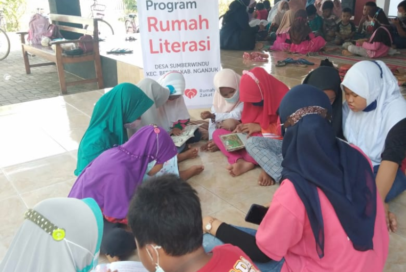Relawan Rumah Zakat untuk menghadirkan program yang dapat meningkatkan minat baca anak dan mengalihkan sejenak waktu mereka dari candu gadget, salah satunya menghadirkan program Pekan Literasi. 