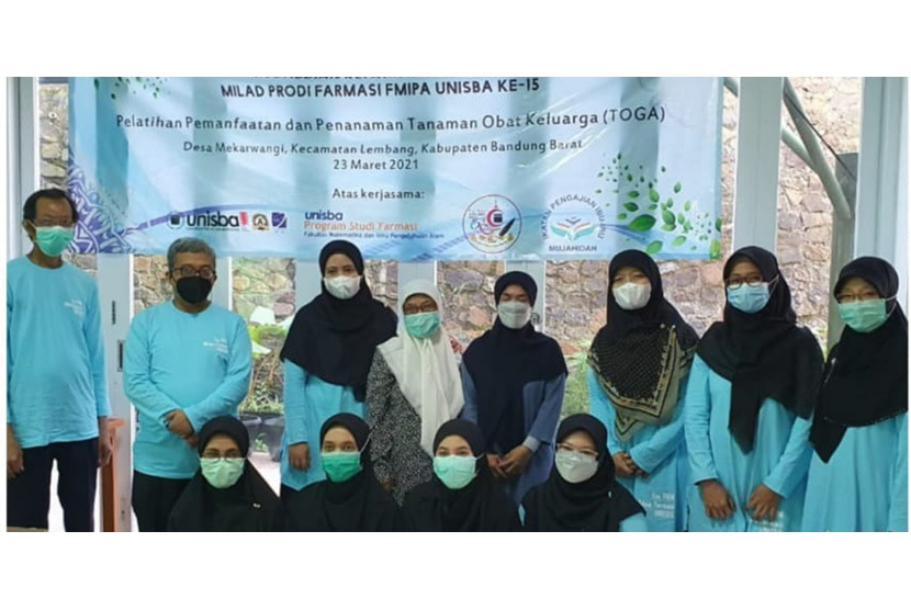 Farmasi Unisba Beri memberikan pelatihan penanaman obat keluarga di Desa Mekarwangi, Kecamatan Lembang, Kab. Bandung Barat. 