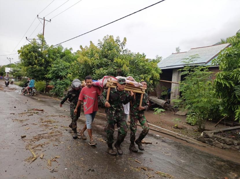 Personel TNI akan membantu proses evakuasi korban bencana NTT. Kondisi Provinsi NTT yang mengalami bencana banjir.