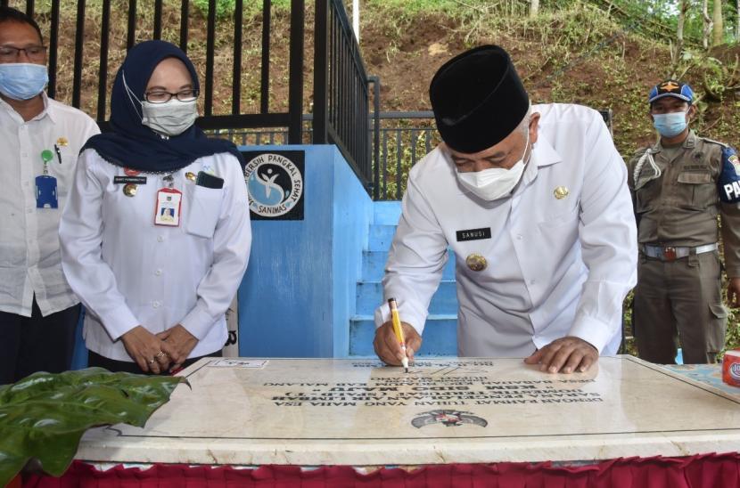 Humas Pemkab Malang meresmikan Instalasi Pengolahan Air Limbah (IPAL) Komunal Program Sanitasi Berbasis Masyarakat (SANIMAS) Reguler Tahun 2020 di Desa Babadan, Ngajum, Kabupaten Malang, Rabu (7/4). 