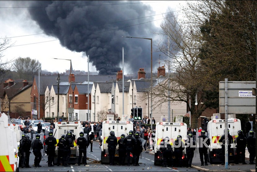  Polisi membuat barikade untuk memisahkan dua kelompok yang terlibat dalam aksi kerusuhan di Belfast, Irlandia Utara. ilustrasi