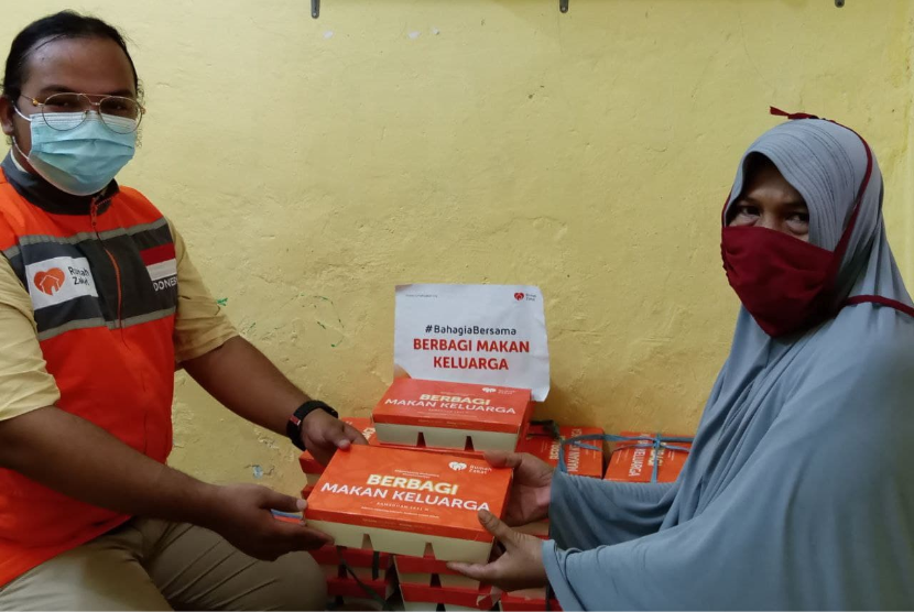  Relawan Rumah Zakat mengunjungi TPQ Jauza yang berada di Jalan Petamburan II RT 009/02 Kelurahan Petamburan, Kecamatan Tanah Abang, Jakarta Pusat untuk mendistribusikan bantuan Berbagi Makanan Keluarga (BMK). 