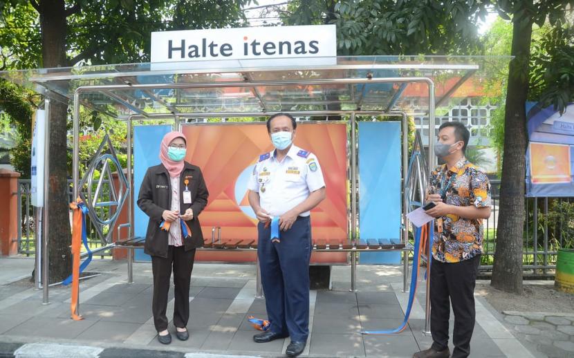 Serah terima Halte Itenas dilakukan oleh Rektor Itenas Prof Meilinda Nurbanasari, Ir., MT., Ph.D kepada Kepala Dishub Kota Bandung Ricky Gustiadi di Kampus Itenas