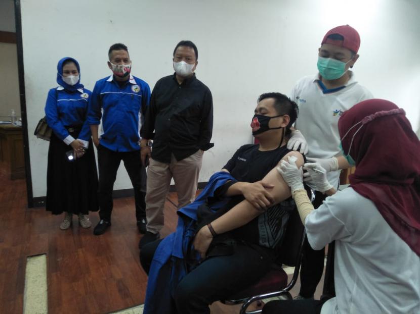Pemprov Jabar menggandeng  organisasi kepemudaan (OKP), seperti alumni Komite Nasional Pemuda Indonesia (KNPI) Jawa Barat untuk genjot target vaksinasi covid 19