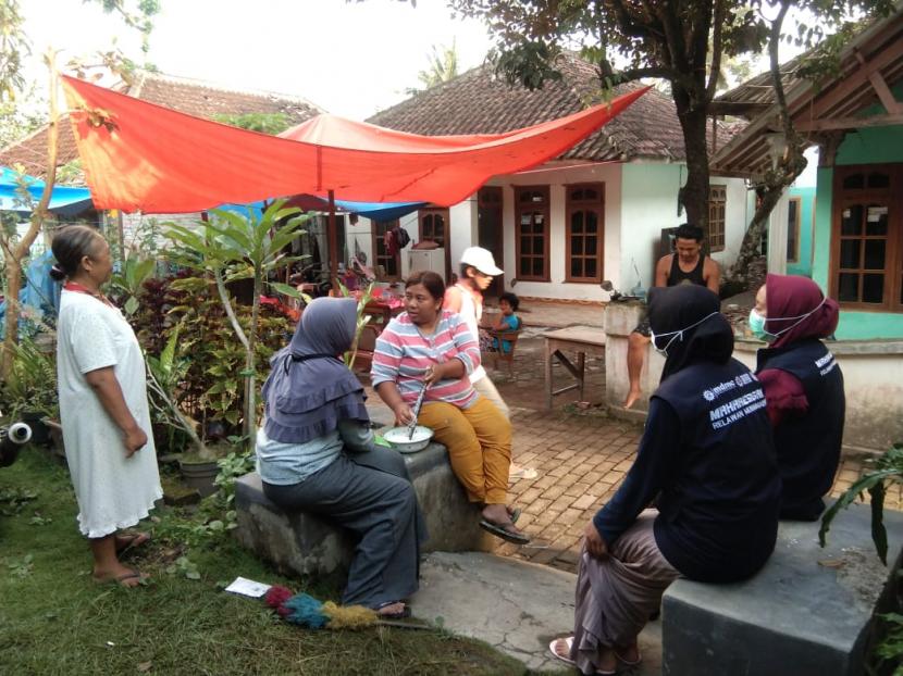 Sejumlah Mahasiswa Relawan Siaga Bencana (Maharesigana), Universitas Muhammadiyah Malang (UMM) tengah berbincang dengan warga terdampak gempa di Desa Pamotan, Kecamatan Dampit, Malang. 