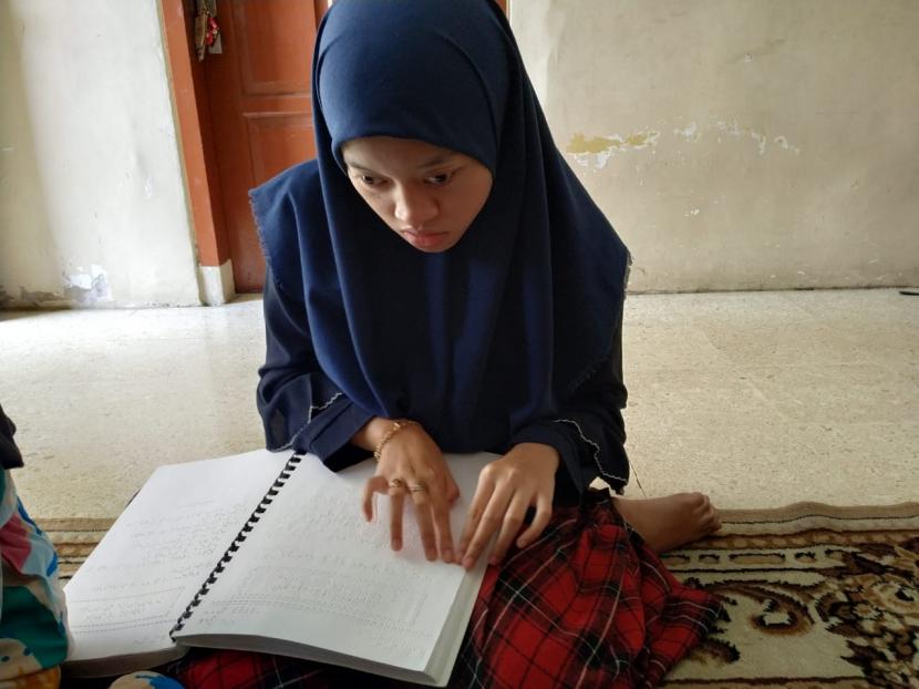Sejumlah penyandang disabilitas netra membaca Alquran braille di Yayasan Al Hikmah, Kelurahan Kahuripan, Kecamatan Tawang, Kota Tasikmalaya, Ahad (18/4).