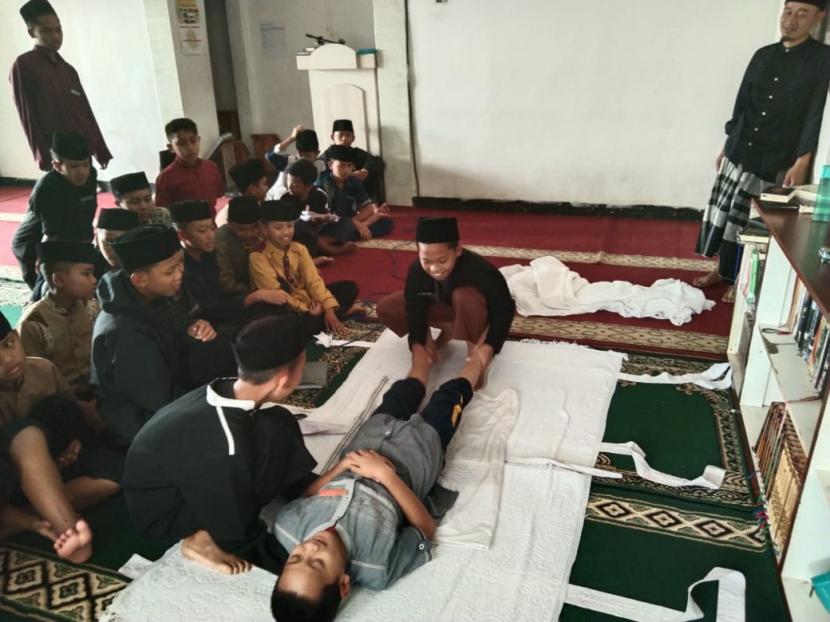 Pesantren Tahfizh Mutiara Darul Quran (MDQ), Cijamil Kab Bandung Barat, menggelar pelatihan mengurus jenazah. 