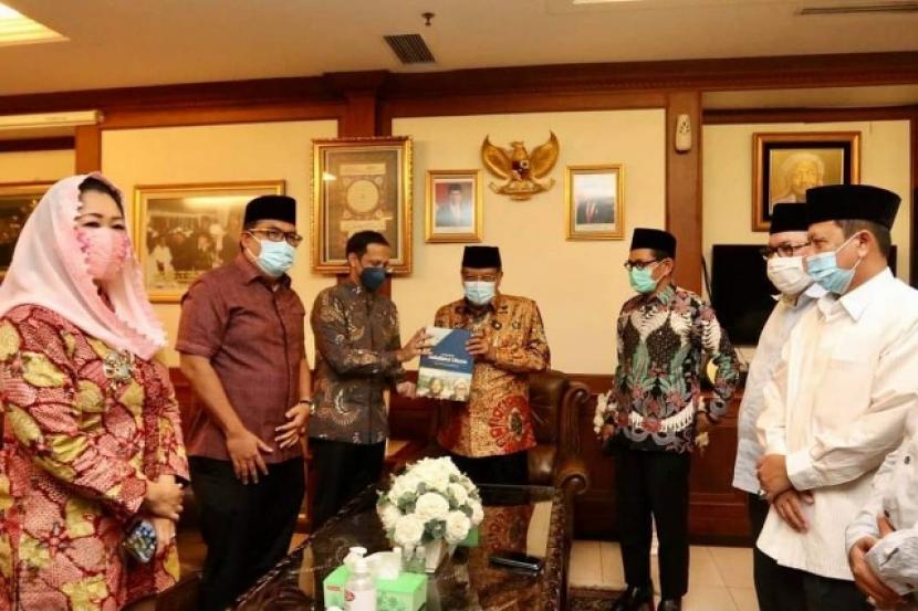 PBNU Siap Dukung Penyempurnaan Kamus Sejarah Indonesia. Foto: Mendikbud Nadiem Makarim saat menemui pengurus PBNU di Jakarta.
