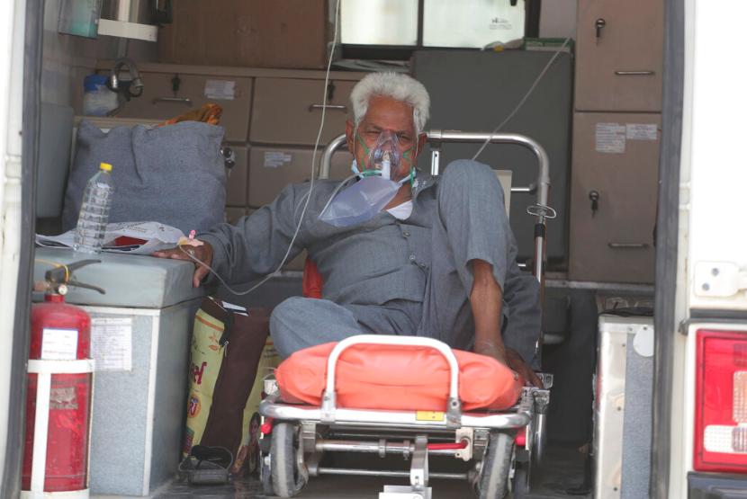 Pasien dengan oksigen bantuan menunggu di dalam ambulans sebelum dibawa ke rumah sakit pemerintah di Ahmedabad, India, Kamis (22/4). Pada Jumat (23/4), India melaporkan 332.730 kasus baru virus corona, menetapkan rekor dunia untuk hari kedua berturut-turut.