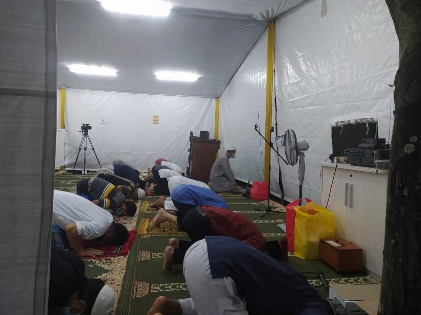 Suasana sholat tarawih Masjid At- Tabayyun di Komplek Perumahan Taman Villa Meruya (TVM), Jakarta Barat. Jamaah membuat tenda sederhana karena pembangunan masjid masih terkendala penolakan warga, Ahad (25/4).