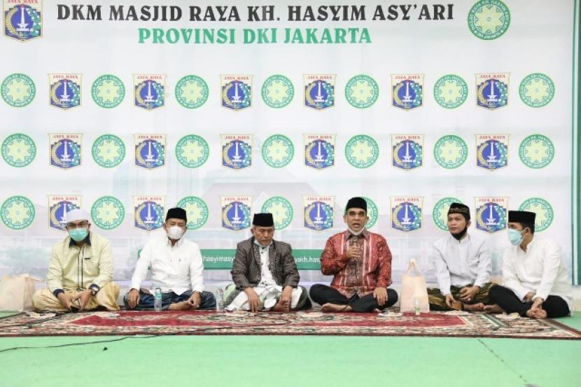 Wakil Ketua MPR Ahmad Muzani sebut besarnya peran ulama untuk umat dalam bersilaturahim dengan para ulama dan habaib se-Jakarta di Masjid Raya Hasyim Asy'ari, Cengkareng, Jakarta Barat, Kamis (29/4). 