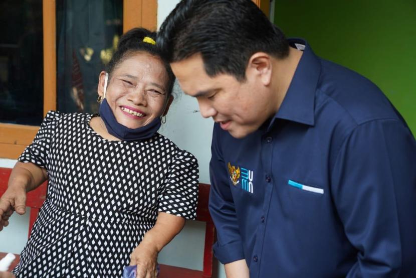 Menteri BUMN Erick Thohir menemui masyarakat saat kunjungan kerja di Semarang, Jawa Tengah, Sabtu (1/5).