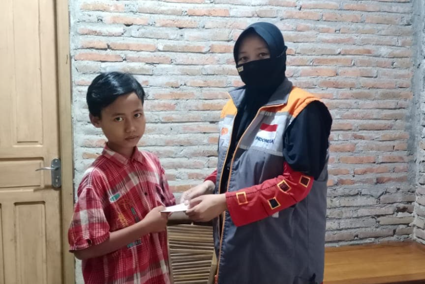 Relawan Rumah Zakat Ida Ratna menyambangi rumah Galih untuk melakukan kegiatan silaturahim. Galih adalah salah satu anggota mentoring tunas muda yang 1 bulan lalu ayahnya baru saja meninggal dikarenakan sakit.