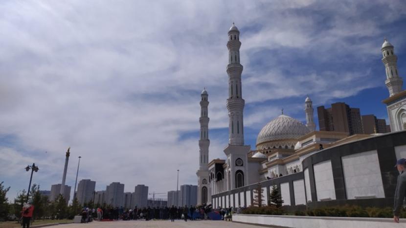 Suasana sholat Jumat di pelataran Masjid Hazret Sultan, Kazakhstan