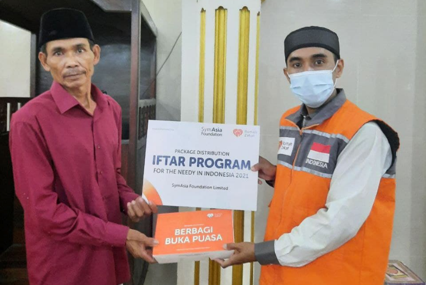 Rumah Zakat menyalurkan 250 boks BBP amanah dari SymAsia Foundation kepada anak-anak Risma dan warga sekitar Masjid Nurul Huda Link. Kracak RW 04 Banjarnegara Kecamatan Ciwandan.