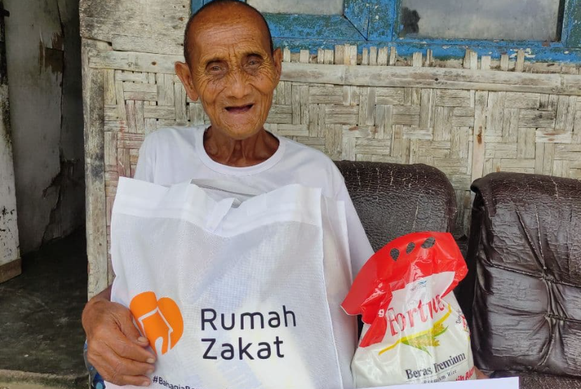 Sebanyak 15 paket Bingkisan Lebaran Keluarga disalurkan oleh Relawan Rumah Zakat kepada warga kurang mampu yang ada di Desa Sukajaya, Kecamatan Teluk Pandan, Kabupaten Pesawaran pada Rabu (28/4). Salah seorang penerima manfaat Bingkisan Lebaran Keluarga ini adalah keluarga mbah Waris (73 tahun).