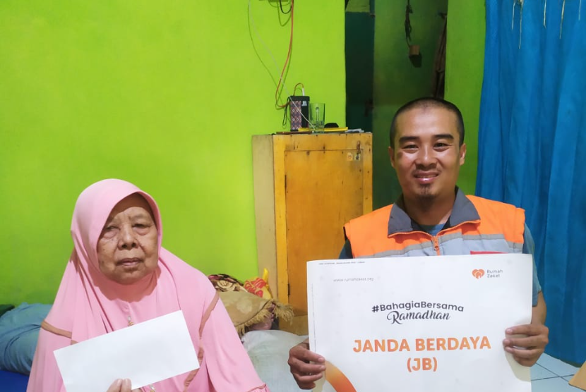 Rumah Zakat beri bantuan Janda Berdaya untuk Yati (71 tahun) seorang janda yang telah ditinggal suaminya kurang lebih 15 tahun.