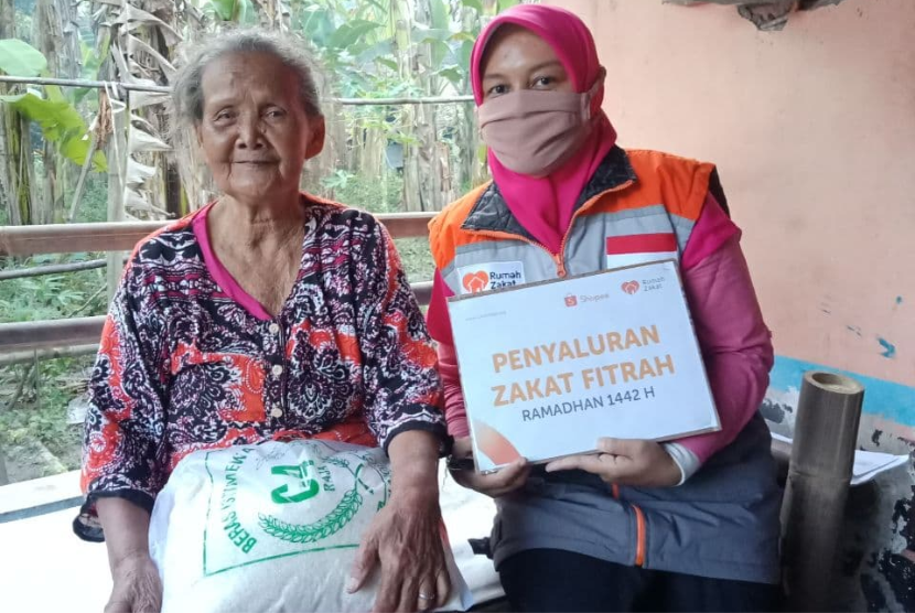 Rumah Zakat berkomitmen untuk menyalurkan beras zakat fitrah kepada para mustahik di bulan Ramadhan dan diharapkan dapat mempermudah lansia mendapatkan pangan pokok.