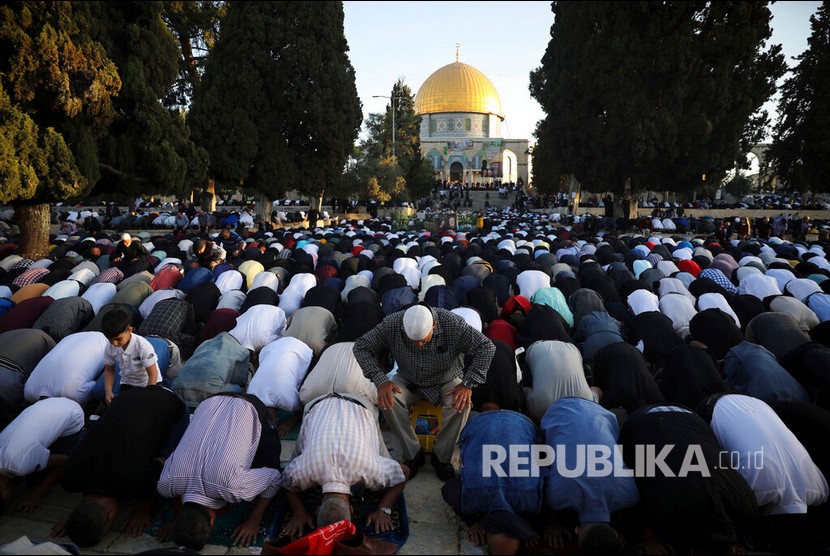  Umat Muslim Palestina melaksanakan sholat Idul Fitri 1442 H di Kompleks Masjid Al Aqsa, Yerusalem, Kamis (13/5).