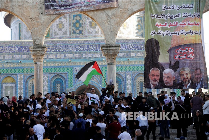  Warga Palestina berkumpul di Kompleks Masjid Al Aqsa, Yerusalem, Kamis (13/5), usai melaksanakan sholat Idul Fitri 1442 H.  