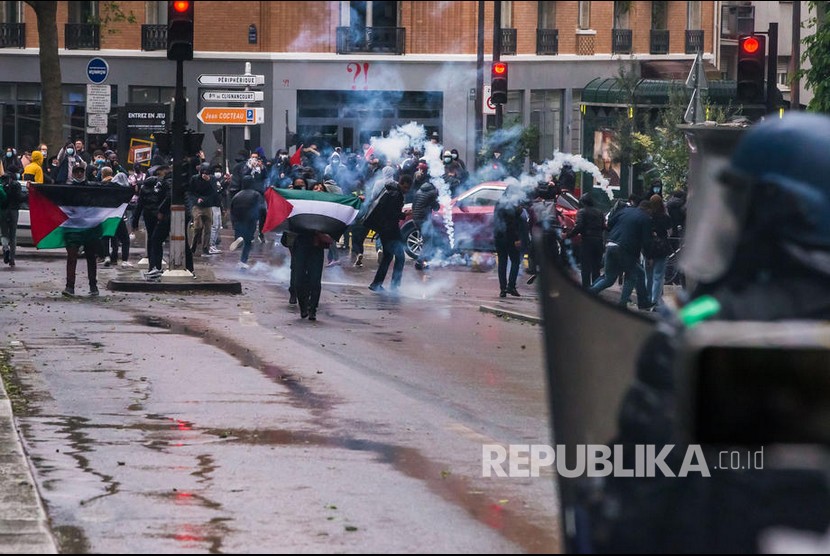  Polisi menembakkan gas air mata untuk membubarkan ribuan massa yang turun ke jalan Kota Paris untuk menggelar aksi unjuk rasa mendukung Palestina, Sabtu (15/5) waktu setempat. Sebelumnya, polisi telah melarang aksi demonstrasi mendukung Palestina.  