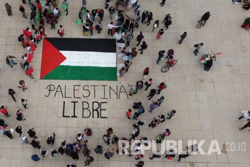 Massa menggelar aksi damai mendukung Palestina di Monumen Revolusi Meksiko, Meksiko City, Sabtu (15/5) waktu setempat.