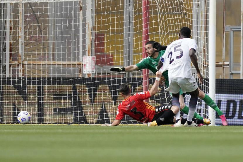 Penyerang Crotone, Simy, mencetak gol ke gawang Benevento untuk membuat skor imbang 1-1.
