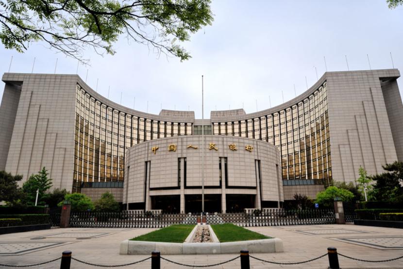 Bank Sentral China (PBoC). Bank sentral China mengatakan pada Senin (4/7/2022) bahwa mereka telah meningkatkan fasilitas pertukaran atau swap mata uang dengan Hong Kong menjadi perjanjian permanen dan memperluas ukurannya menjadi 800 miliar yuan (119,40 miliar dolar AS) dari 500 miliar yuan.