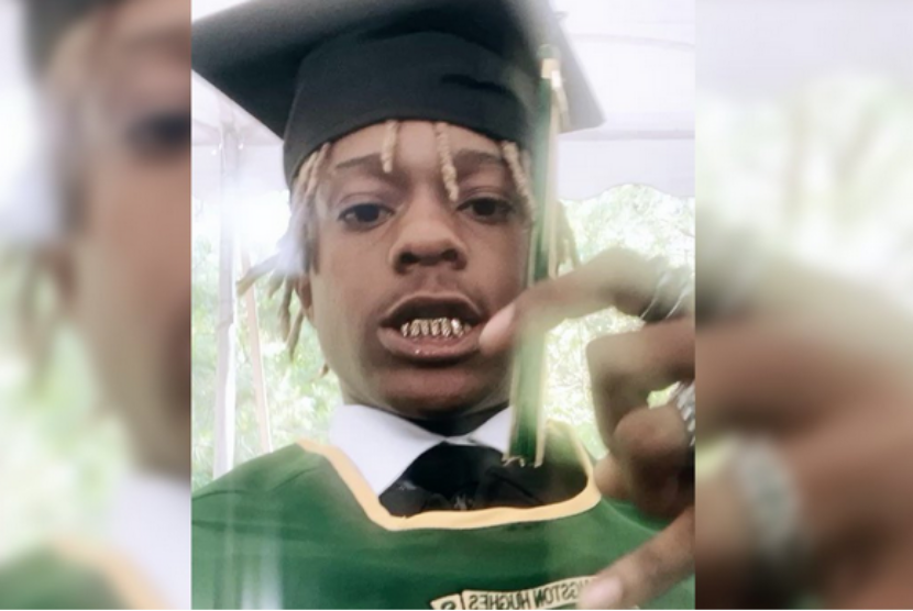 Rapper Metro Marrs mengenakan toga saat diwisuda kelulusan dari SMA.