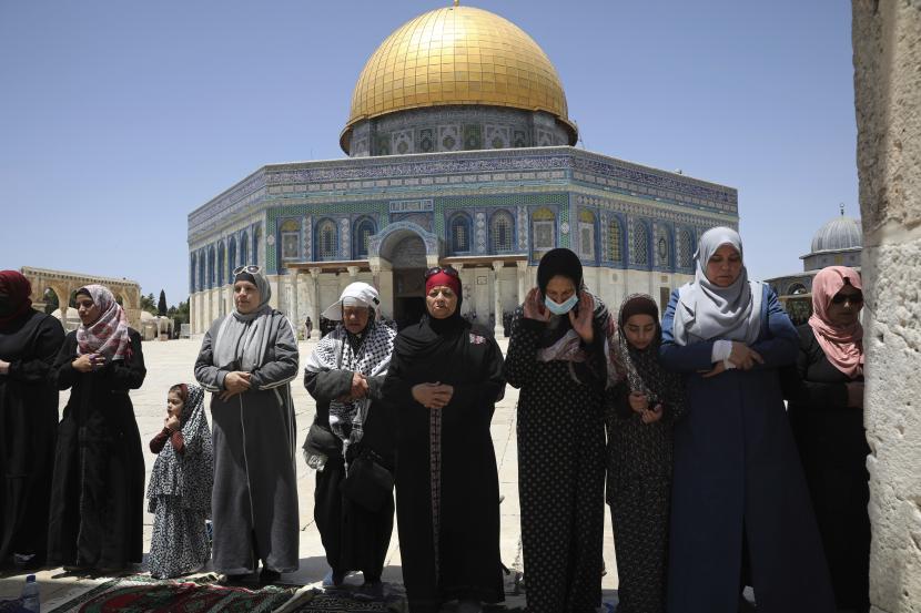 Wanita Muslim mengikuti salat Jumat di Masjid Dome of the Rock di kompleks Masjid Al-Aqsa di Kota Tua Yerusalem, Jumat, 28 Mei 2021.