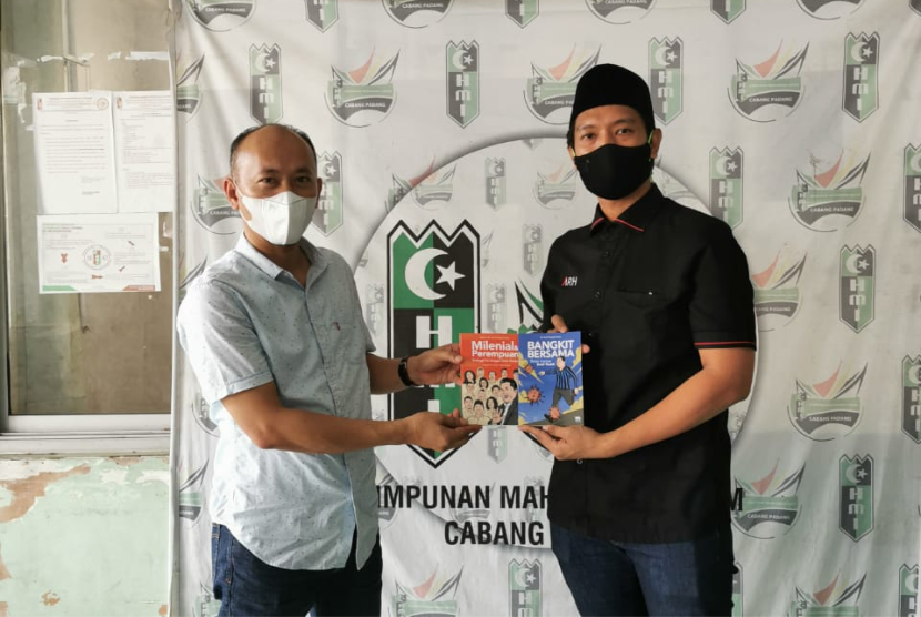 Tokoh pemuda, Arief Rosyid Hasan, kembali meluncurkan buku terbarunya, Ahad (30/5), di Padang, Sumatera Barat (Sumbar). Buku yang pertama berjudul “Milenial dan Perempuan Berbagi Visi dengan Erick Thohir.